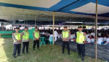 Sejumlah personel Kepolisian sektor Buay Madang Timur Polres OKU Timur bersiaga mengamankan jalannya Pengajian Akbar dalam rangka Harlah Jam'iyyah Ahlith Thoriqoh Al-Mu'tabarah An-Nahdliyah (JATMAN) ke-XXII di Desa Sumber Mulyo, Kecamatan Buay Madang Timur, Kabupaten OKU Timur. 