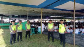Sejumlah personel Kepolisian sektor Buay Madang Timur Polres OKU Timur bersiaga mengamankan jalannya Pengajian Akbar dalam rangka Harlah Jam'iyyah Ahlith Thoriqoh Al-Mu'tabarah An-Nahdliyah (JATMAN) ke-XXII di Desa Sumber Mulyo, Kecamatan Buay Madang Timur, Kabupaten OKU Timur. 