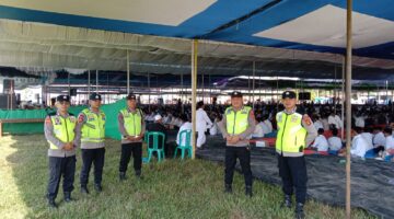 Sejumlah personel Kepolisian sektor Buay Madang Timur Polres OKU Timur bersiaga mengamankan jalannya Pengajian Akbar dalam rangka Harlah Jam'iyyah Ahlith Thoriqoh Al-Mu'tabarah An-Nahdliyah (JATMAN) ke-XXII di Desa Sumber Mulyo, Kecamatan Buay Madang Timur, Kabupaten OKU Timur. 