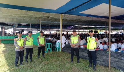 Sejumlah personel Kepolisian sektor Buay Madang Timur Polres OKU Timur bersiaga mengamankan jalannya Pengajian Akbar dalam rangka Harlah Jam'iyyah Ahlith Thoriqoh Al-Mu'tabarah An-Nahdliyah (JATMAN) ke-XXII di Desa Sumber Mulyo, Kecamatan Buay Madang Timur, Kabupaten OKU Timur.