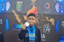 Atlet renang muda asal OKU Timur, Zakra Alkahfi Karim (Alfy), menunjukkan medali yang diraihnya pada Kejuaraan Renang Piala Kemenpora RI 2026 di Kolam Renang Pahoman, Bandar Lampung. 