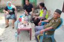 Personel Polsek Buay Madang Timur berdialog santai bersama warga saat melaksanakan kegiatan sambang dan edukasi Harkamtibmas di teras rumah salah satu warga Desa Wonodadi Asri, Kecamatan Buay Madang Timur, Kabupaten OKU Timur, Sumatera Selatan. 