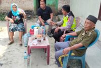 Personel Polsek Buay Madang Timur berdialog santai bersama warga saat melaksanakan kegiatan sambang dan edukasi Harkamtibmas di teras rumah salah satu warga Desa Wonodadi Asri, Kecamatan Buay Madang Timur, Kabupaten OKU Timur, Sumatera Selatan. 