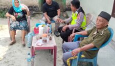Personel Polsek Buay Madang Timur berdialog santai bersama warga saat melaksanakan kegiatan sambang dan edukasi Harkamtibmas di teras rumah salah satu warga Desa Wonodadi Asri, Kecamatan Buay Madang Timur, Kabupaten OKU Timur, Sumatera Selatan. 