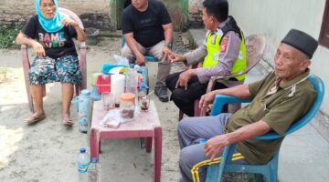 Personel Polsek Buay Madang Timur berdialog santai bersama warga saat melaksanakan kegiatan sambang dan edukasi Harkamtibmas di teras rumah salah satu warga Desa Wonodadi Asri, Kecamatan Buay Madang Timur, Kabupaten OKU Timur, Sumatera Selatan. 