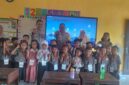 Personel Polsek Buay Madang Timur, Ps Kanit Binmas Bripka Ari Wicaksono dan Bhabinkamtibmas Bripka Nur Holik, berfoto bersama dewan guru dan siswa-siswi kelas 1 SDN 2 Rejodadi saat kegiatan penyuluhan tertib lalu lintas, anti-bullying, dan kedisiplinan di Desa Rejodadi, Kecamatan Buay Madang Timur. 
