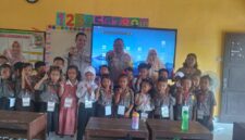 Personel Polsek Buay Madang Timur, Ps Kanit Binmas Bripka Ari Wicaksono dan Bhabinkamtibmas Bripka Nur Holik, berfoto bersama dewan guru dan siswa-siswi kelas 1 SDN 2 Rejodadi saat kegiatan penyuluhan tertib lalu lintas, anti-bullying, dan kedisiplinan di Desa Rejodadi, Kecamatan Buay Madang Timur.