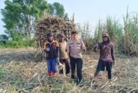 Kapolsek Buay Madang Timur Iptu Swisspo, memberikan imbauan larangan pembakaran hutan dan lahan (karhutla) saat menyambangi petani tebu di Desa Sukamaju, Kecamatan Buay Madang Timur, Kabupaten OKU Timur. 