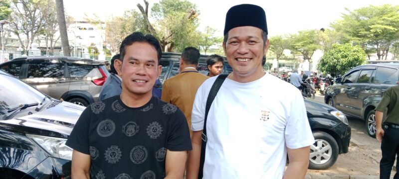 Direktur Eksekutif Suara Informasi Rakyat Sriwijaya (SIRA), Rahmat Sandi Iqbal, SH, didampingi Ketua Pemerhati Situasi Terkini (PST) ditemui di PN Palembang Selasa (14/7/2026)