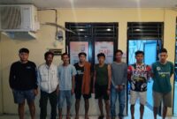 Para tersangka beserta barang bukti saat diamankan. Foto: dokumen polisi.