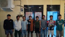 Para tersangka beserta barang bukti saat diamankan. Foto: dokumen polisi.
