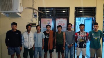 Para tersangka beserta barang bukti saat diamankan. Foto: dokumen polisi.