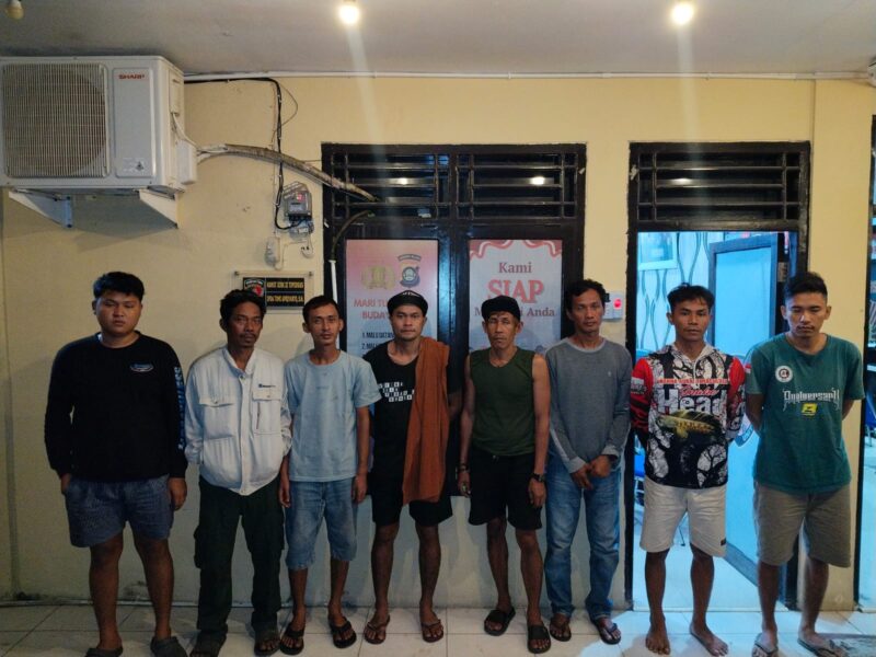 Para tersangka beserta barang bukti saat diamankan. Foto: dokumen polisi.