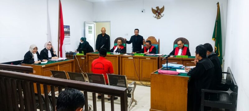 Saat majelis hakim bacakan putusan terhadap terdakwa Rendi disidang PN Palembang, Selasa (14/7/2026)