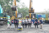 Petugas saat mengamankan barang bukti di lokasi. Foto: dokumen polisi.