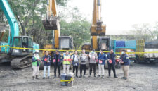 Petugas saat mengamankan barang bukti di lokasi. Foto: dokumen polisi.