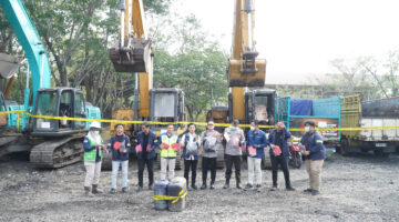 Petugas saat mengamankan barang bukti di lokasi. Foto: dokumen polisi.