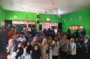 Kapolsek Buay Madang Timur IPTU Swisspo, (kanan depan, seragam dinas) berfoto bersama para guru, staf, dan siswa-siswi baru saat kegiatan MPLS/FORTASI di SMK Muhammadiyah 01 Rawabening, Desa Srikaton, OKU Timur. 