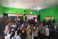Kapolsek Buay Madang Timur IPTU Swisspo, (kanan depan, seragam dinas) berfoto bersama para guru, staf, dan siswa-siswi baru saat kegiatan MPLS/FORTASI di SMK Muhammadiyah 01 Rawabening, Desa Srikaton, OKU Timur. 
