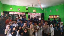 Kapolsek Buay Madang Timur IPTU Swisspo, (kanan depan, seragam dinas) berfoto bersama para guru, staf, dan siswa-siswi baru saat kegiatan MPLS/FORTASI di SMK Muhammadiyah 01 Rawabening, Desa Srikaton, OKU Timur. 