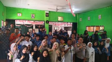 Kapolsek Buay Madang Timur IPTU Swisspo, (kanan depan, seragam dinas) berfoto bersama para guru, staf, dan siswa-siswi baru saat kegiatan MPLS/FORTASI di SMK Muhammadiyah 01 Rawabening, Desa Srikaton, OKU Timur. 