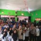 Kapolsek Buay Madang Timur IPTU Swisspo, (kanan depan, seragam dinas) berfoto bersama para guru, staf, dan siswa-siswi baru saat kegiatan MPLS/FORTASI di SMK Muhammadiyah 01 Rawabening, Desa Srikaton, OKU Timur. 