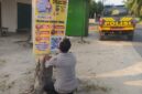 Personel Polsek Buay Madang Timur memasang banner Layanan Kepolisian 110 dan imbauan larangan karhutla di tepi jalan Desa Tanjung Mulya, Kecamatan Buay Madang Timur, OKU Timur. 