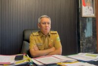 Kepala Dinas Pertanian Tanaman Pangan dan Hortikultura (DPTPH) Sumsel, Bambang Pramono saat diwawancarai di ruang kerjanya, Rabu (15/7/2026). Foto: Tia