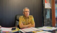 Kepala Dinas Pertanian Tanaman Pangan dan Hortikultura (DPTPH) Sumsel, Bambang Pramono saat diwawancarai di ruang kerjanya, Rabu (15/7/2026). Foto: Tia