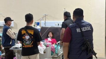 Polisi saat memintai keterangan terhadap korban di RSUD Martapura. Foto: dokumen polisi.