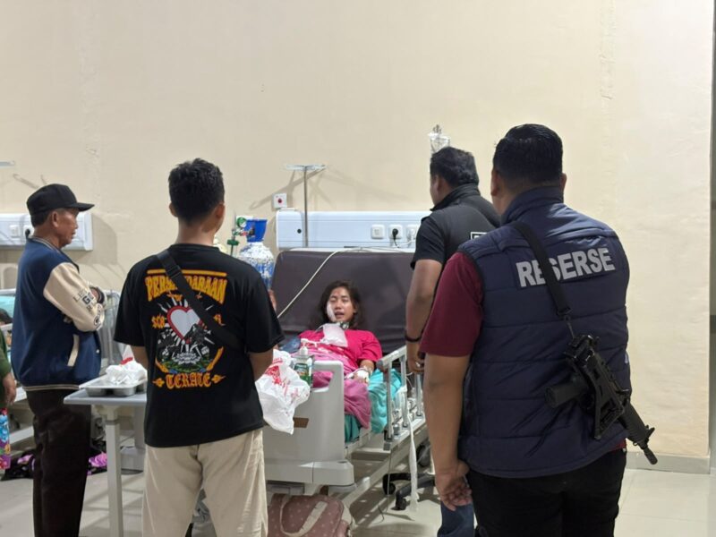 Polisi saat memintai keterangan terhadap korban di RSUD Martapura. Foto: dokumen polisi.
