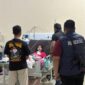Polisi saat memintai keterangan terhadap korban di RSUD Martapura. Foto: dokumen polisi.