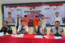 Kedua pelaku beserta barang bukti saat dihadirkan dalam press release di Polda Sumsel.