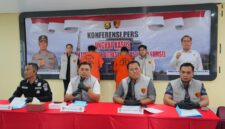 Kedua pelaku beserta barang bukti saat dihadirkan dalam press release di Polda Sumsel.