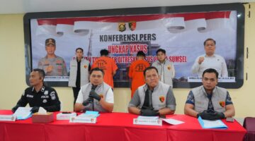 Kedua pelaku beserta barang bukti saat dihadirkan dalam press release di Polda Sumsel.