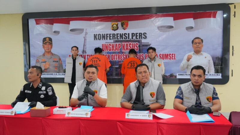 Kedua pelaku beserta barang bukti saat dihadirkan dalam press release di Polda Sumsel.