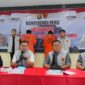 Kedua pelaku beserta barang bukti saat dihadirkan dalam press release di Polda Sumsel.