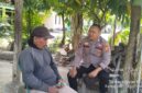 Personel Polsek Buay Madang Timur, Bripka Nur Holik, berdialog dan memberikan imbauan Kamtibmas kepada salah seorang warga saat menggelar kegiatan sambang di Desa Banyumas Asri, Kecamatan Buay Madang Timur, Kabupaten OKU Timur. 