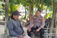 Personel Polsek Buay Madang Timur, Bripka Nur Holik, berdialog dan memberikan imbauan Kamtibmas kepada salah seorang warga saat menggelar kegiatan sambang di Desa Banyumas Asri, Kecamatan Buay Madang Timur, Kabupaten OKU Timur. 