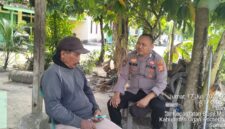 Personel Polsek Buay Madang Timur, Bripka Nur Holik, berdialog dan memberikan imbauan Kamtibmas kepada salah seorang warga saat menggelar kegiatan sambang di Desa Banyumas Asri, Kecamatan Buay Madang Timur, Kabupaten OKU Timur. 
