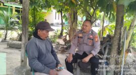 Personel Polsek Buay Madang Timur, Bripka Nur Holik, berdialog dan memberikan imbauan Kamtibmas kepada salah seorang warga saat menggelar kegiatan sambang di Desa Banyumas Asri, Kecamatan Buay Madang Timur, Kabupaten OKU Timur. 
