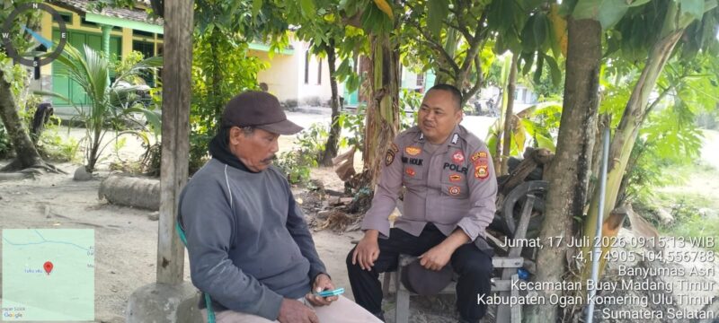 Personel Polsek Buay Madang Timur, Bripka Nur Holik, berdialog dan memberikan imbauan Kamtibmas kepada salah seorang warga saat menggelar kegiatan sambang di Desa Banyumas Asri, Kecamatan Buay Madang Timur, Kabupaten OKU Timur. 