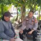 Personel Polsek Buay Madang Timur, Bripka Nur Holik, berdialog dan memberikan imbauan Kamtibmas kepada salah seorang warga saat menggelar kegiatan sambang di Desa Banyumas Asri, Kecamatan Buay Madang Timur, Kabupaten OKU Timur. 