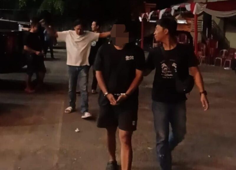Pelaku saat diamankan.