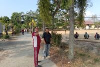 Kapolsek Buay Madang Timur Iptu Swisspo, meninjau langsung aksi kerja bakti persiapan Turnamen Sepak Bola Anak SD TAGAR BMT CUP 2026 di lapangan Desa Karang Tengah, Kecamatan Buay Madang Timur, Kabupaten OKU Timur. 