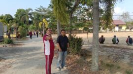 Kapolsek Buay Madang Timur Iptu Swisspo, meninjau langsung aksi kerja bakti persiapan Turnamen Sepak Bola Anak SD TAGAR BMT CUP 2026 di lapangan Desa Karang Tengah, Kecamatan Buay Madang Timur, Kabupaten OKU Timur. 