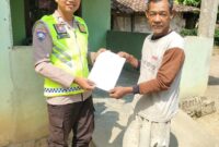 Personil Polsek Buay Madang Timur, Bripka Iswanto, menyerahkan Maklumat Kapolda Sumsel terkait larangan membakar hutan dan lahan kepada salah seorang warga di Desa Bangun Harjo, Kecamatan Buay Madang Timur, Kabupaten OKU Timur. 