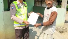 Personil Polsek Buay Madang Timur, Bripka Iswanto, menyerahkan Maklumat Kapolda Sumsel terkait larangan membakar hutan dan lahan kepada salah seorang warga di Desa Bangun Harjo, Kecamatan Buay Madang Timur, Kabupaten OKU Timur.