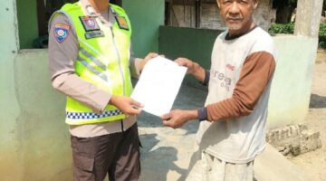 Personil Polsek Buay Madang Timur, Bripka Iswanto, menyerahkan Maklumat Kapolda Sumsel terkait larangan membakar hutan dan lahan kepada salah seorang warga di Desa Bangun Harjo, Kecamatan Buay Madang Timur, Kabupaten OKU Timur.