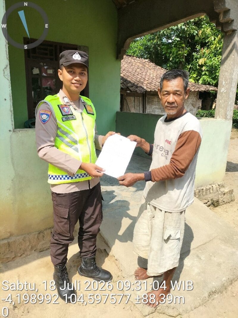 Personil Polsek Buay Madang Timur, Bripka Iswanto, menyerahkan Maklumat Kapolda Sumsel terkait larangan membakar hutan dan lahan kepada salah seorang warga di Desa Bangun Harjo, Kecamatan Buay Madang Timur, Kabupaten OKU Timur. 